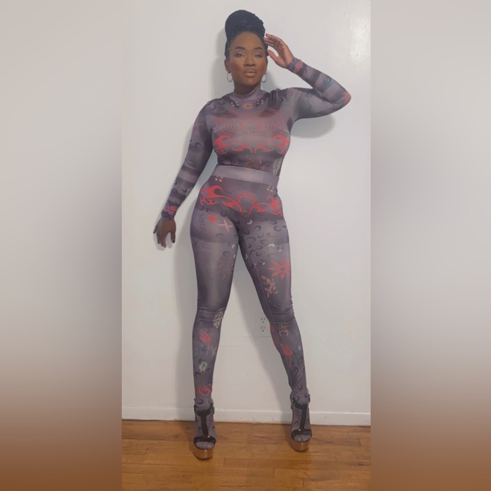 TWO PIECE GRAPHIC LEGGINGS SET!!